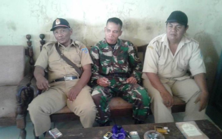 Babinsa Jatimulya saat bersama di Desa Harjasari
