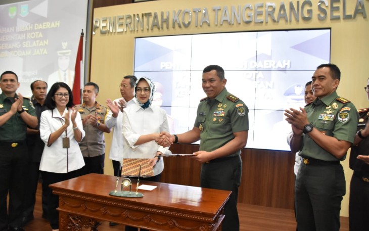 Walikota Tanggerang Selatan Serahkan Sertifikat Hibah di Ruang Balandongan Balaikota Tanggerang