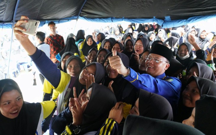 Gubernur Bengkulu Rohidin Mersyah Foto Selfie Dengan Siswa Dan Siswi 