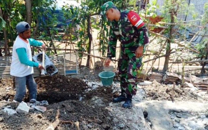 Babinsa Koramil 03 Wanasari Kodim 0713 Brebes Serda Joko Erwanto saat melakukan pendampingan untuk memotivasi para tukang warga setempat.