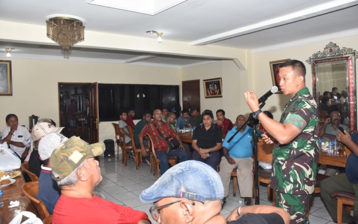 Dandim saat bersilahturahim dan berdialog dengan warga Papua di Jakarta