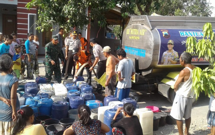 Warga Antri Distribusi Air Bersih
