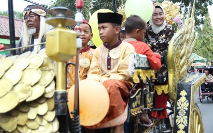 Bupati Brebes Bergembira Bersama Peserta Sunatan Massal