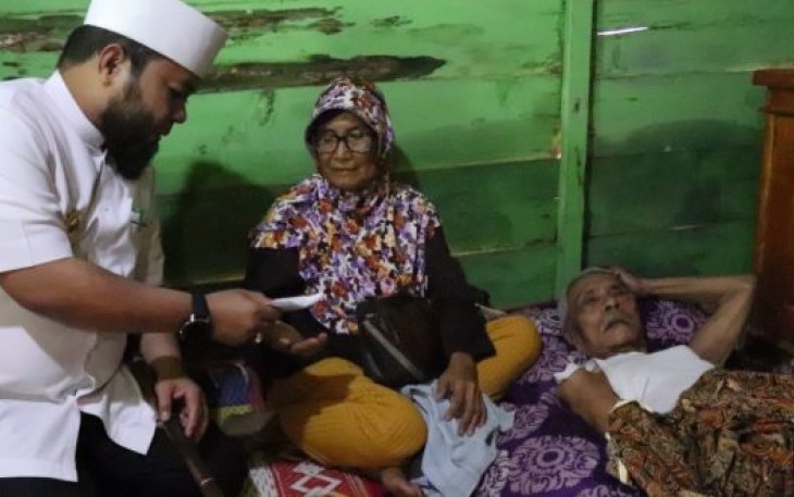 Wali Kota Bengkulu Helmi Hasan Kunjungi Warganya Yang sedang Sakit 