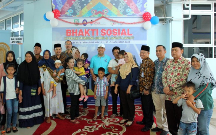 Gubernur Bengkulu Rohidin Mersyah Foto Bersama 