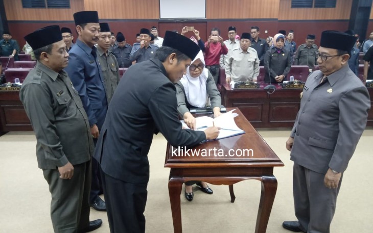 Ketua DPRD Kabupaten Blitar Suwito Saren Satoto disaksikan Bupati Rijanto saat menandatangani Perda APBD-P Kabupaten Blitar tahun 2019 setelah disahkan dan ditetapkan bersama antara DPRD dan Pemerintah Kabupaten Blitar.