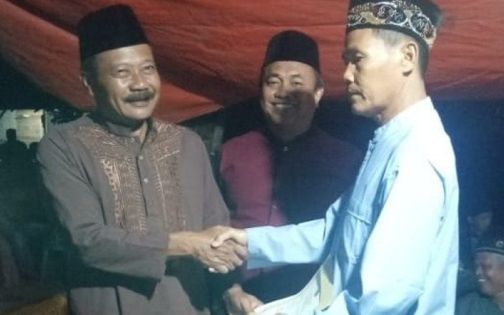 Camat Sungai Serut Poerwanto iserahkan Akta Kematian Kepada Salah Satu Warga di Kelurahan Semarang