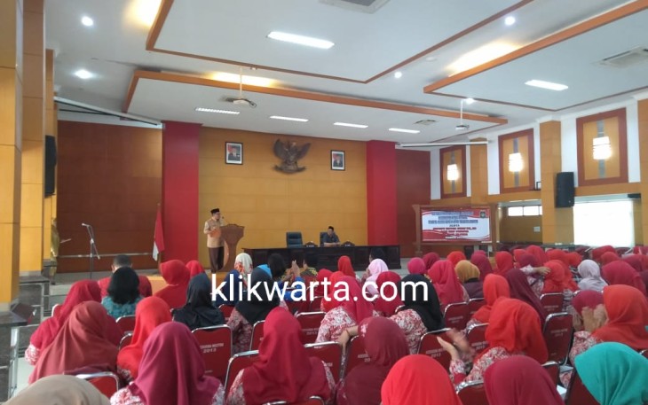 Plt Walikota Blitar Santoso saat memeberikan sambutan pada kegiatan Pembagian Seragam Batik bagi guru PAUD dan PKBM Kota Blitar.
