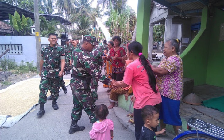 Warga Genggam Sejumlah Kenangan Bersama TNI Saat TMMD Reg 105