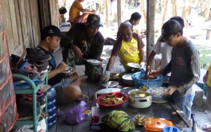 Makan Siang Sarana Efektif Untuk Menjalin Keakraban TNI dan Warga