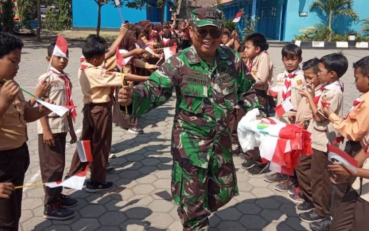 TNI Latih Anak Anak Sambut Tamu Undangan di Upacara Penutupan TMMD