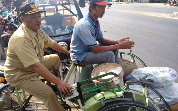 Sukseskan TMMD Reguler Tegal Kades Jatimulya Kayuh Becak 