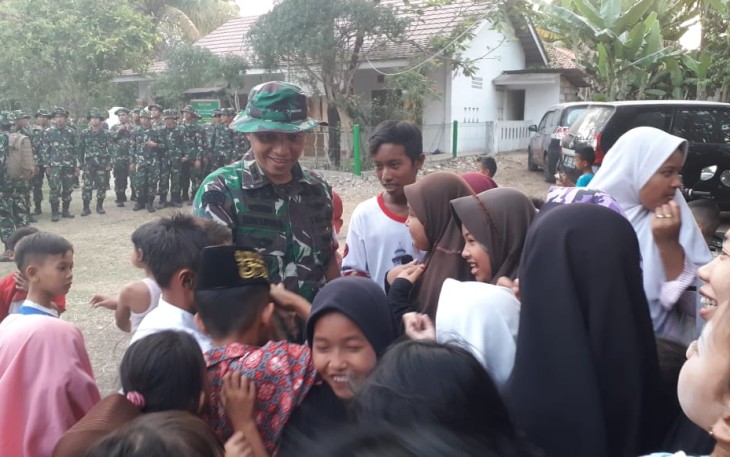 Jelang Penutupan TMMD Kronjo, Dansatgas Kunjungi Warga Blukbuk