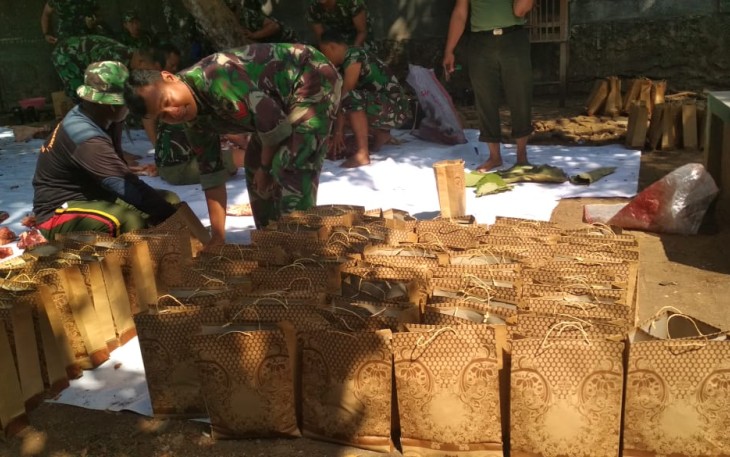Daun jati dan paper bag pengganti plastik 