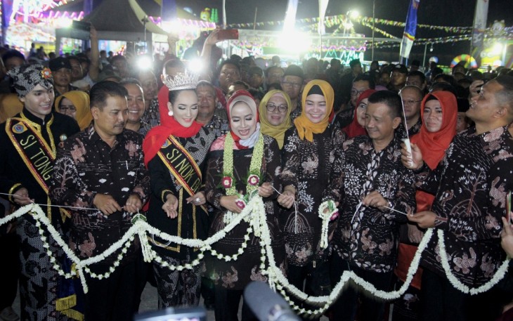 Bupati Brebes Idza Priyanti Lakukan Pengguntingan Pita Tanda Pembukaan Brebes Expo 2019