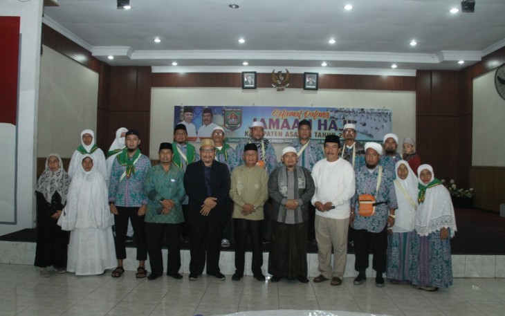 Plt Bupati Asahan Foto Bersama Jamaah Haji Kloter 4 