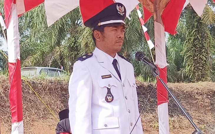 Kades Melati Harjo Dukut Sumari S.IP saat menjadi pembina upacara