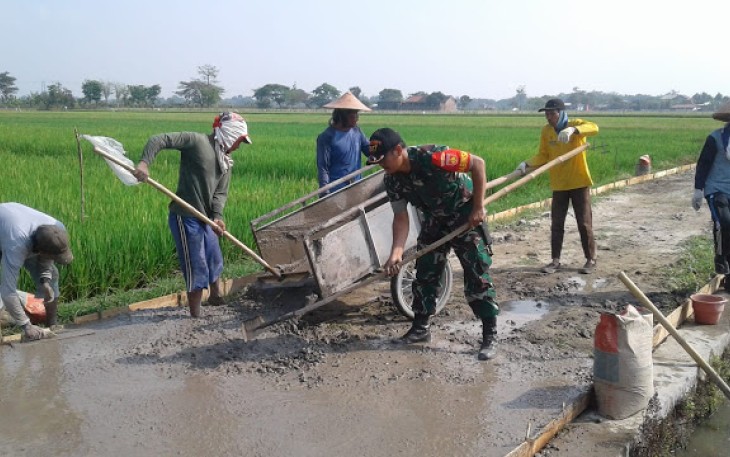 Jalan Pertanian Desa Bakungan Di Beton Warga Dan Babinsa