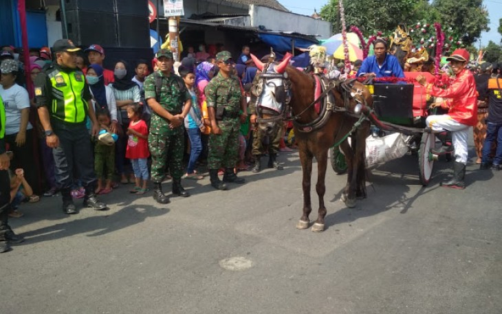 Kapten Inf Basuki  Menghadiri Dan Mengamankan Rangkaian Kegiatan Gelar Budaya Sedekah Bumi Loh Jinawi Kecamatan Manisrenggo Kabupaten Klaten