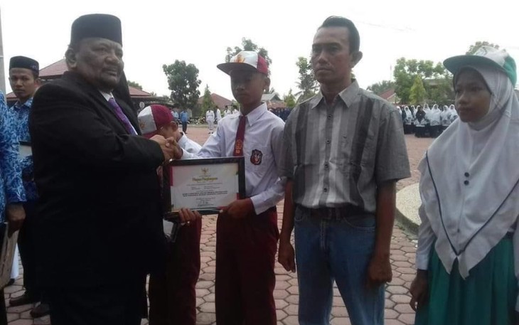 Bupati Saifannur saat Menyerahkan Sertifikat Penghargaan Kepada Siswa Berprestasi Bertepatan dengan Upacara Hardikda ke 60 di Halaman Kantor Bupati Bireuen Senin 9 September 2019.  