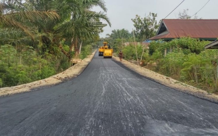 Jalan Desa Rawa Mulya Dibangun Hotmix  
