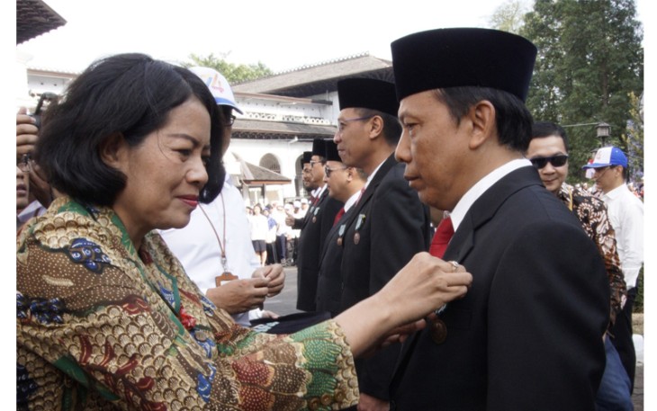 Direktur JNE Edi Santoso Menerima Gelar Tanda Jasa Dan Tanda kehormatan Satyalancana Wira Karya 
