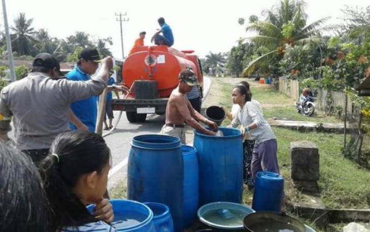 Petugas PDAM Dan BPBD Bagikan Air Pada Warga 