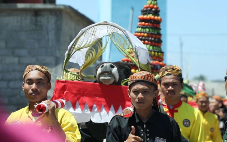 Ritual Larung Sesaji di pantai Tambakrejo Wonotirto Kabupaten Blitar.