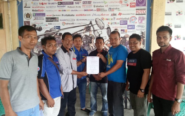 Pengurus DPW PWA Banda Aceh dan Abdya berpose bersama Ketua Umum PWA Pusat Maimun Asnawi S.Hi M.Kom.I didampingi Ketua Harian Armiadi AM SE usai penyerahan SK kepengurusan di Setber Jurnalis Aceh di Banda aceh.