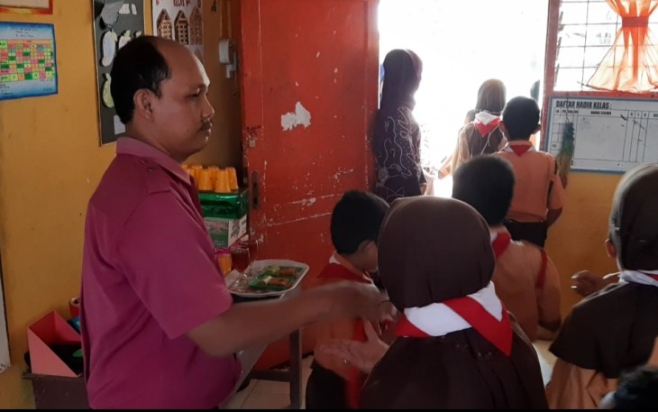 Sholihin saat mengajar