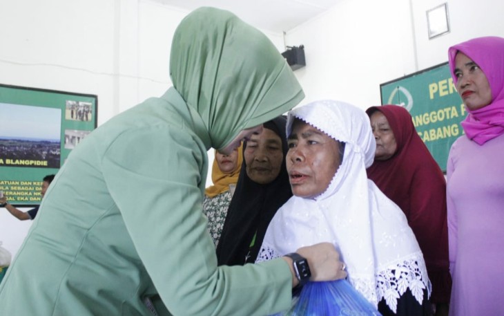 Belasan Kaum Dhuafa menerima bantuan paket Sembako dari Ny. Anizar Ridha