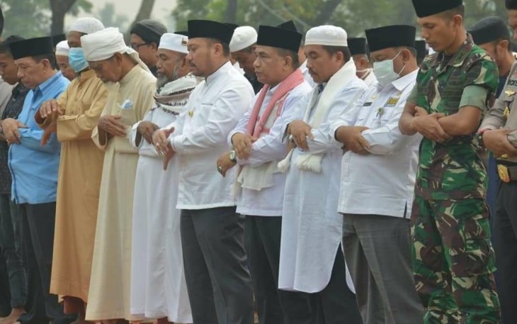 Bupati Kampar dan Ratusan Warga Sholat Istisqa di Lapangan Merdeka
