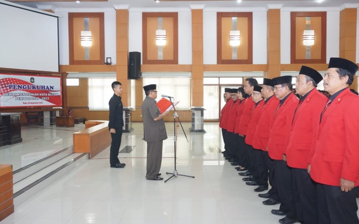 Plt Walikota Blitar Santoso melantik Dewan Pendidikan Kota Blitar Periode 2018-2023.