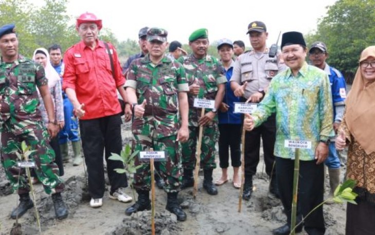 Staf Ahli Bidang Hukum dan Politik Hilman Fuadi Tanam Mangrove