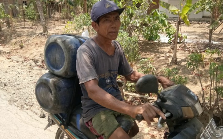 TNI Kagum Melihat Kerja Keras Warga Mengambil Air Nira Dari Ribuan Pohon Kelapa Sebagai Penghasilan.