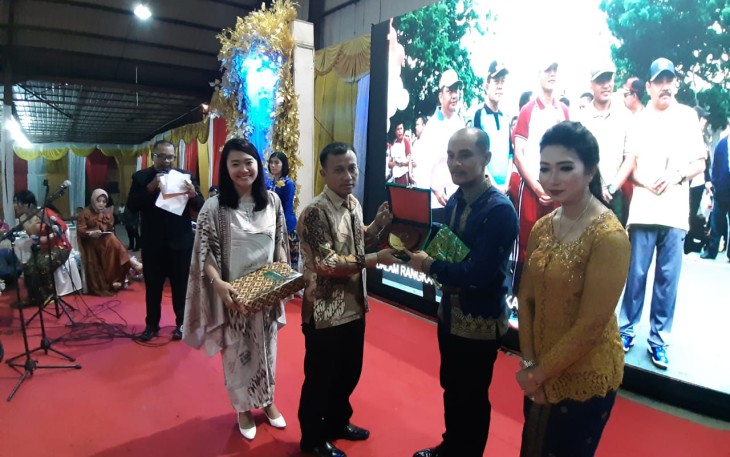 Dandim 0209/LB Letkol Inf Santoso Beri Cenderamata Kepada AKBP Frido Situmorang