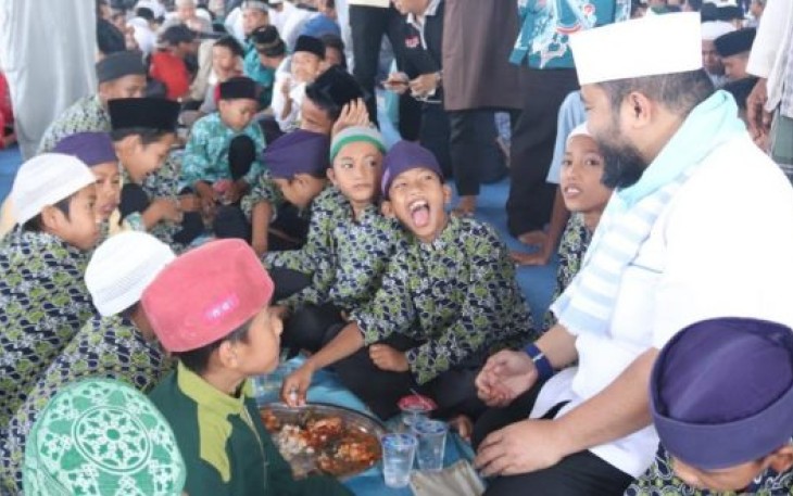 Wali Kota Bengkulu Helmi Hasan Makan Bersama Anak Yatim 