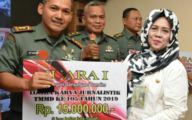 Dandim Demak ketika menerima trophy juara 