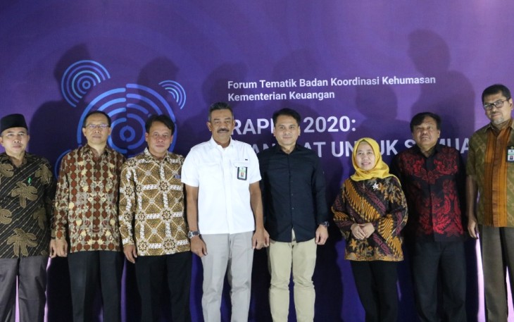Wakil Rektor II bidang Administrasi Umum Keuangan Dan Perencanaan Tedi Priatna Foto Bersama 