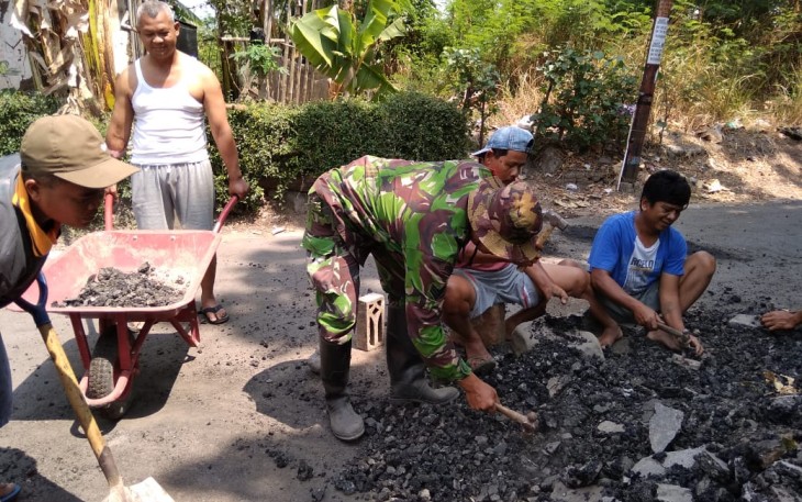 Bersama Warga Babinsa Karya Bakti Perbaiki Jalan Berlubang