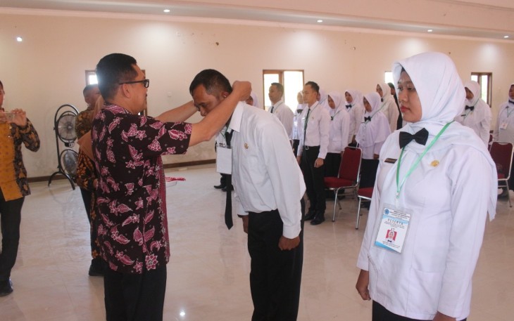 Sekda Brebes Ir Djoko Gunawan MT berikan penghormatan bagi CPNS lulus Latsar di Gedung PGRI Brebes Kamis (5/9).
