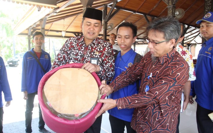 Hasil karya Mahasiswa KKN berupa Kursi dari limbah botol minuman disusun melingkar dilapisi triplek dan dibalut kain terpal atau kulit sintetis.
