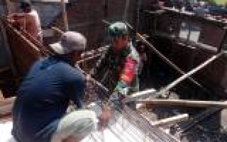 Babinsa Gotong Royong Membangun Rumah Warga Manisrenggo