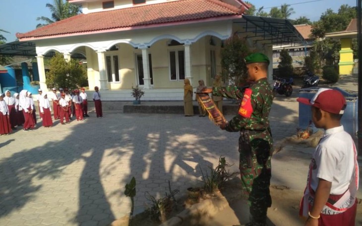 Serda Tulus Purnomo Jadi Inspektur Upacara Pengibaran Bendera Merah Putih di SD Negeri 2 Sedayu Kecamatan Tulung Kabupaten Klaten 