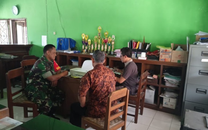 Sertu Edi Suranto Babinsa Dari Koramil 20 Cawas Kodim 0723 Klaten Melaksanakan Komsos Bersama Perangkat