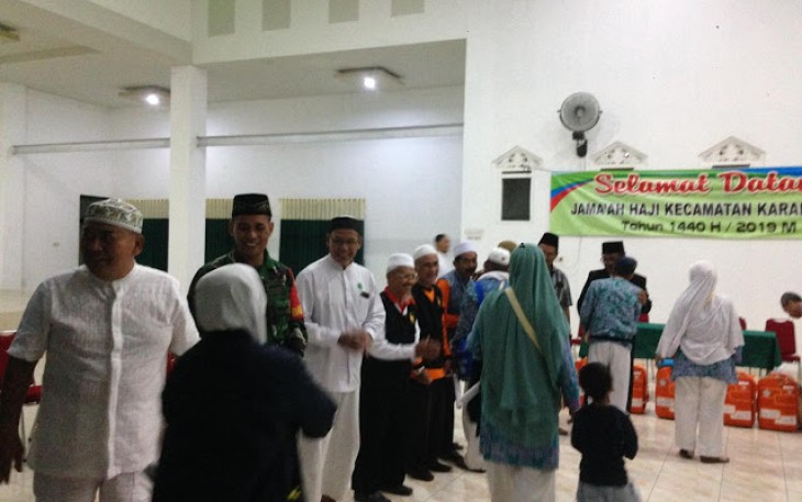 Babinsa Karanganom Serma  Suprapto Dan Serda  Darmanto Melaksanakan Pengamanan Kepulangan Haji di Wilayah Kecamatan Karanganom