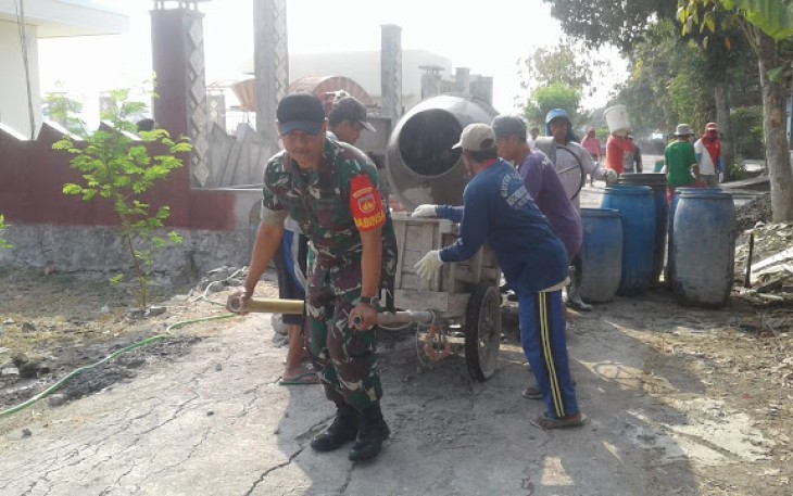 Serda Ibnu Nugroho Babinsa Koramil 17 Karangdowo Kodim 0723/Klaten Melaksanakan Karya Bhakti Bersama Warga