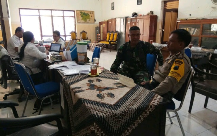 Serda Surojo Bintara Pembina Desa Koramil 22 Wonosari Kodim 0723 Klaten Mendatangi Perangkat Desa dikantor Desa  Teloyo Kecamatan Wonosari Kabupaten Klaten