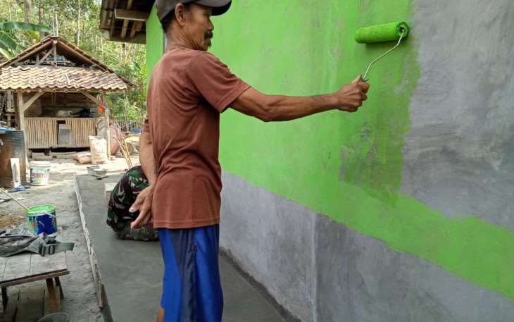 Satgas TMMD Lakukan Kembali Cat Ulang Rumah Penerima RTLH