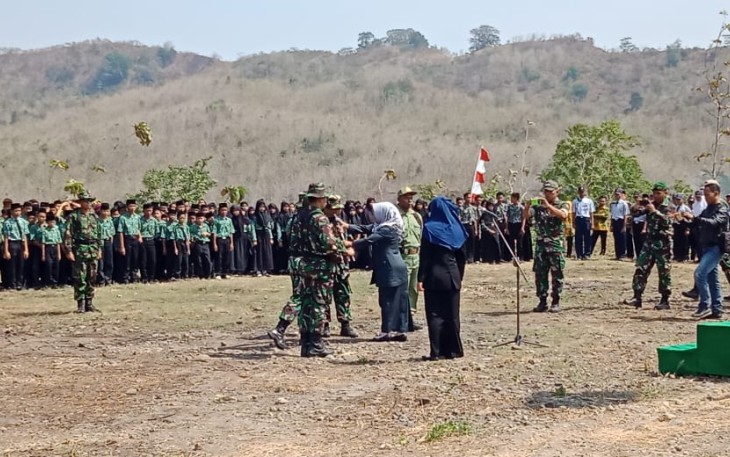 Bupati Tegal Serahkan Secara Simbolis Peralatan Kerja TMMD Sengkuyung Tahap III Kodim 0712/Tegal Desa Prupuk